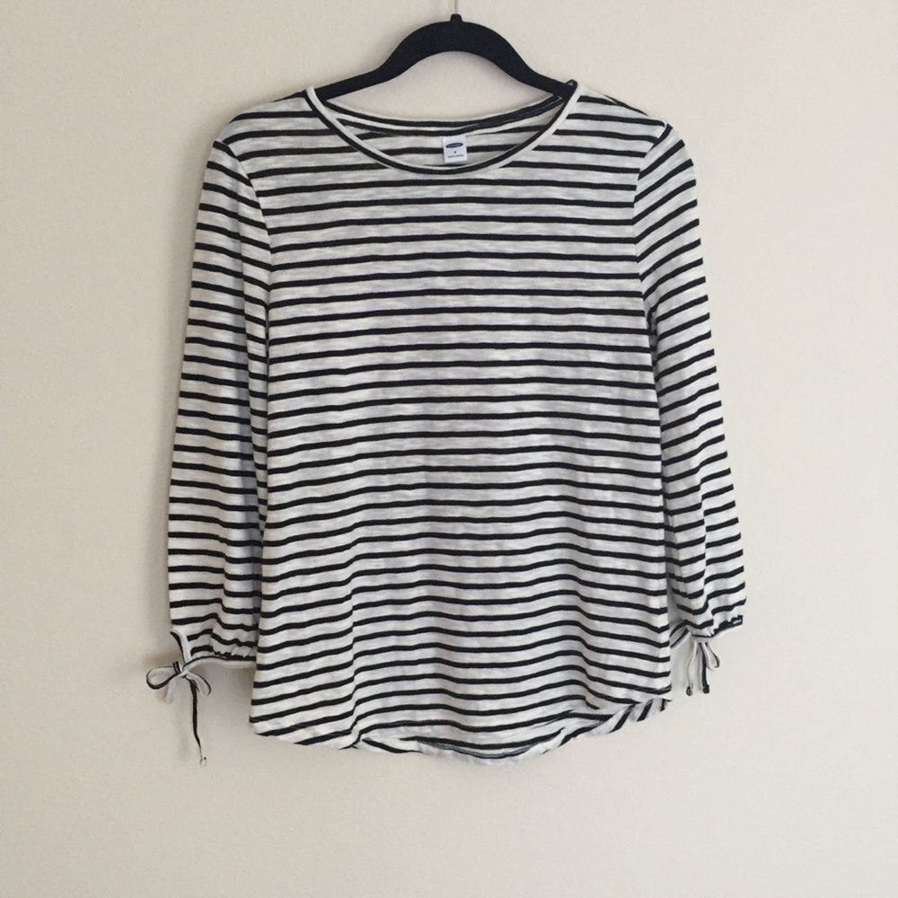Old Navy Black and White Striped Top. 3/4 sleeves